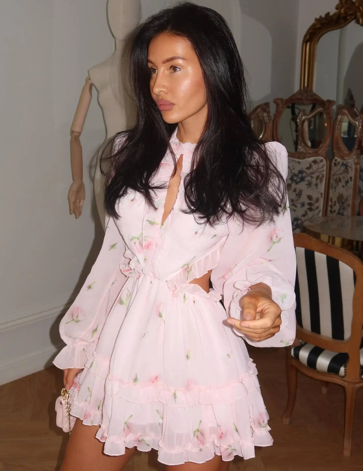 Robe mini en mousseline rose à imprimé floral pour femme, manches bouffantes, dos nu, découpes à la taille, ourlet à volants étagés, collection 2026, robe de soirée décontractée
