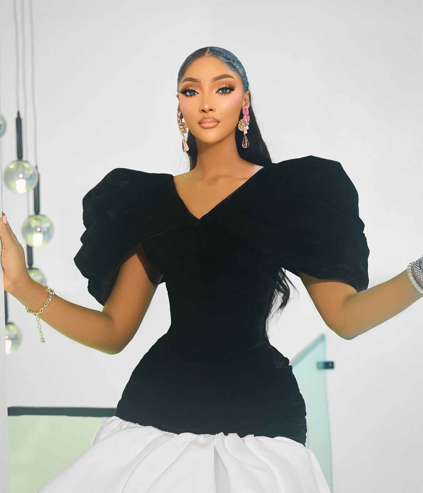 Robes de soirée asymétriques blanches et noires pour femmes, robes longues modestes pour femmes africaines, dos lacé
