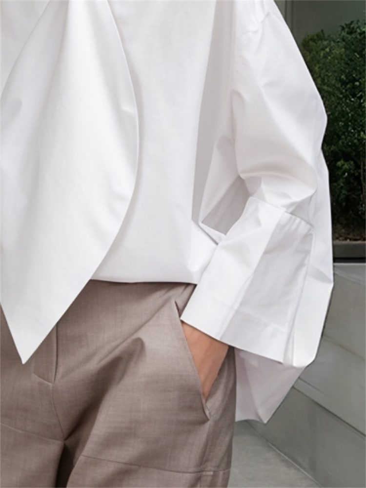 Chemisier ample à manches longues pour femme, collection Printemps-Été 2026, blanc uni, col montant, détail nœud, style minimaliste, chemise de travail décontractée
