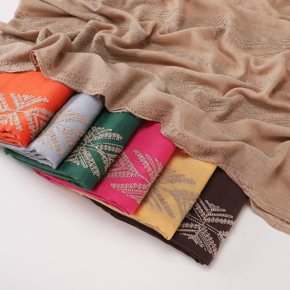 Hijab de luxe doré à broderie ethnique, orné de strass et de dentelle, foulard doux et texturé pour femmes musulmanes.