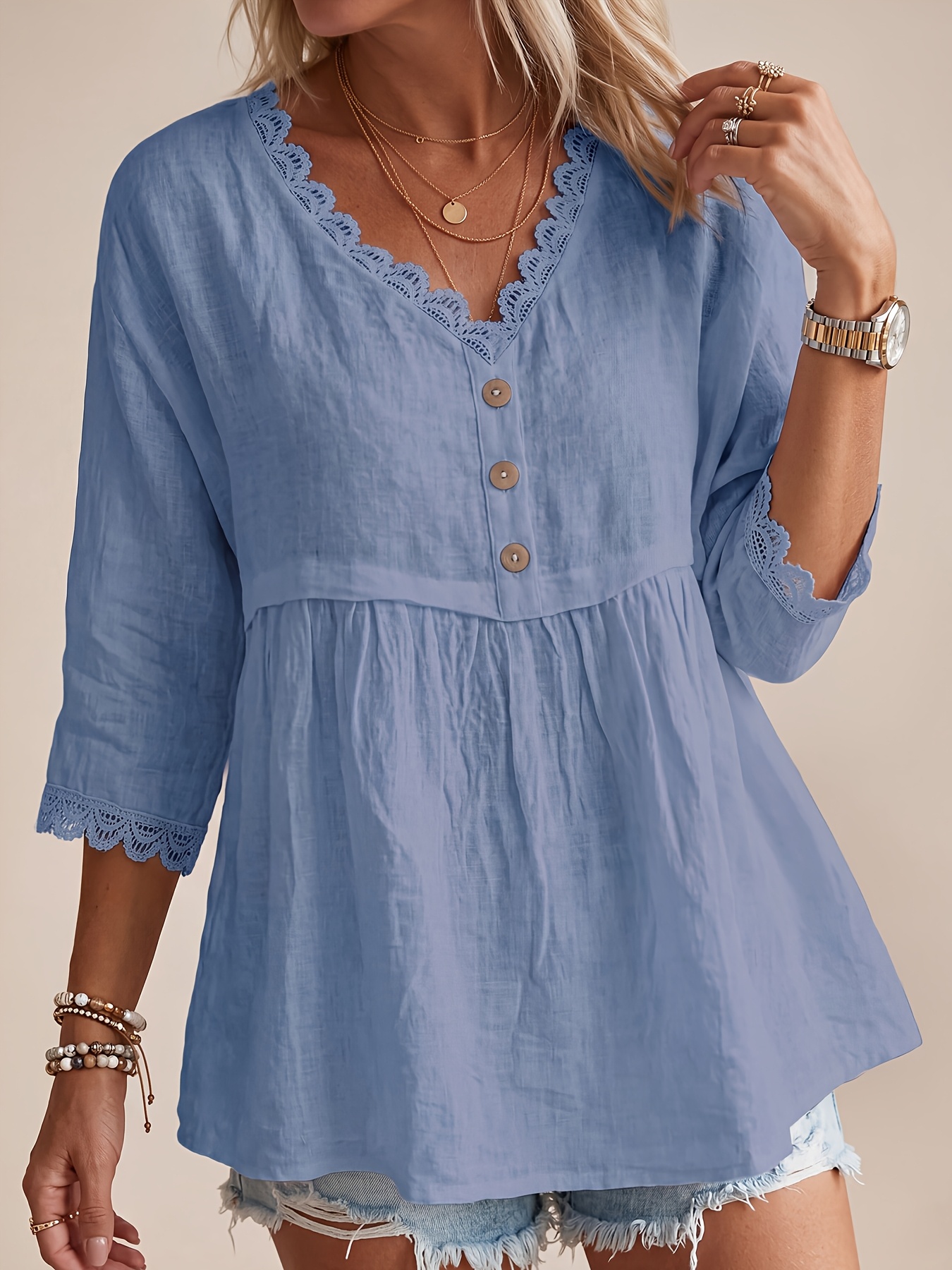 Chemise classique pour femme 100% coton, décontractée et élégante, avec empiècements en dentelle et détails boutonnés.
