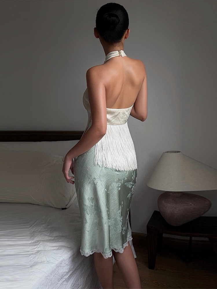 Haut court chic en satin uni pour femme, avec franges, col halter croisé, sans manches, épaules dénudées, dos nu, collection été 2026