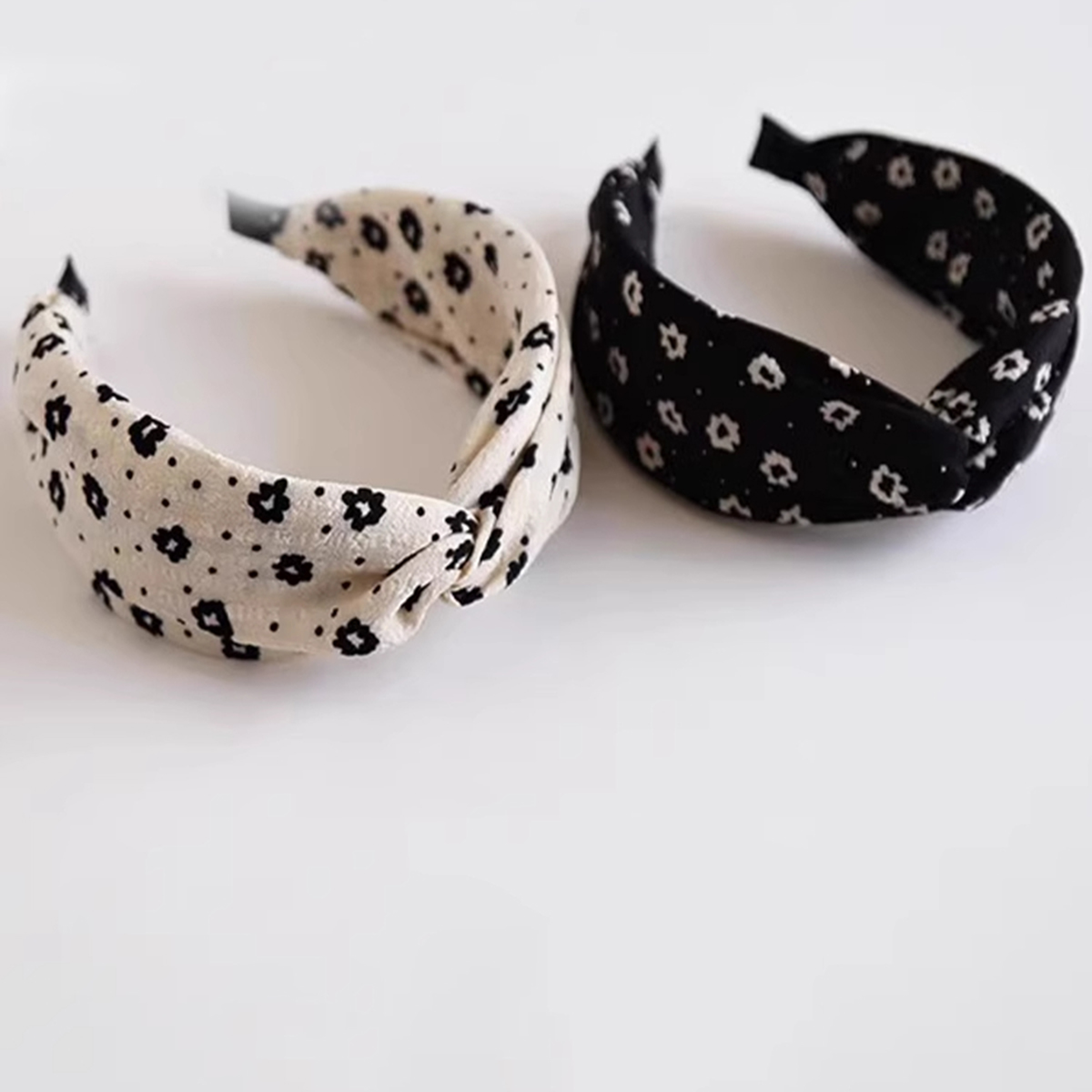Bandeau large en tissu floral noir et blanc pour le lavage du visage, serre-tête polyvalent pour sortir, pince à cheveux et accessoires pour la tête
