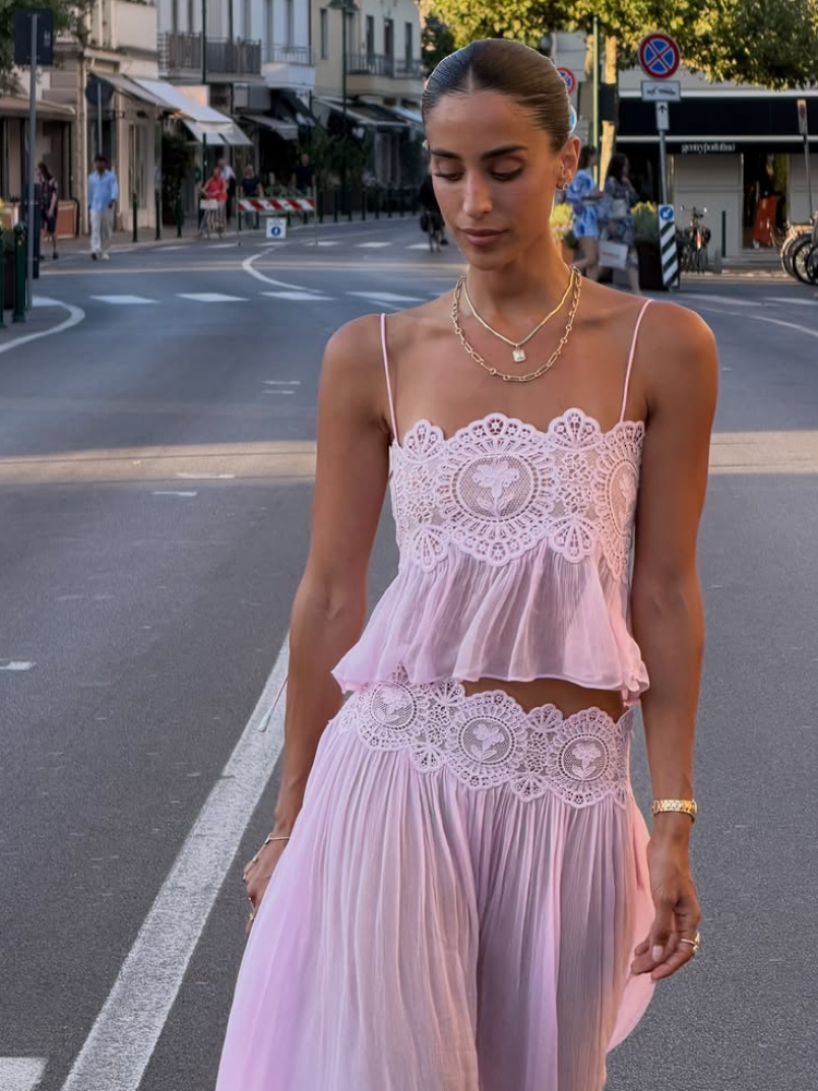 Ensemble deux pièces bohème pour femme en dentelle ajourée, décontracté, avec haut court à bretelles et volants et bas plissé taille haute, pour l'été 2026 et les vacances à la plage
