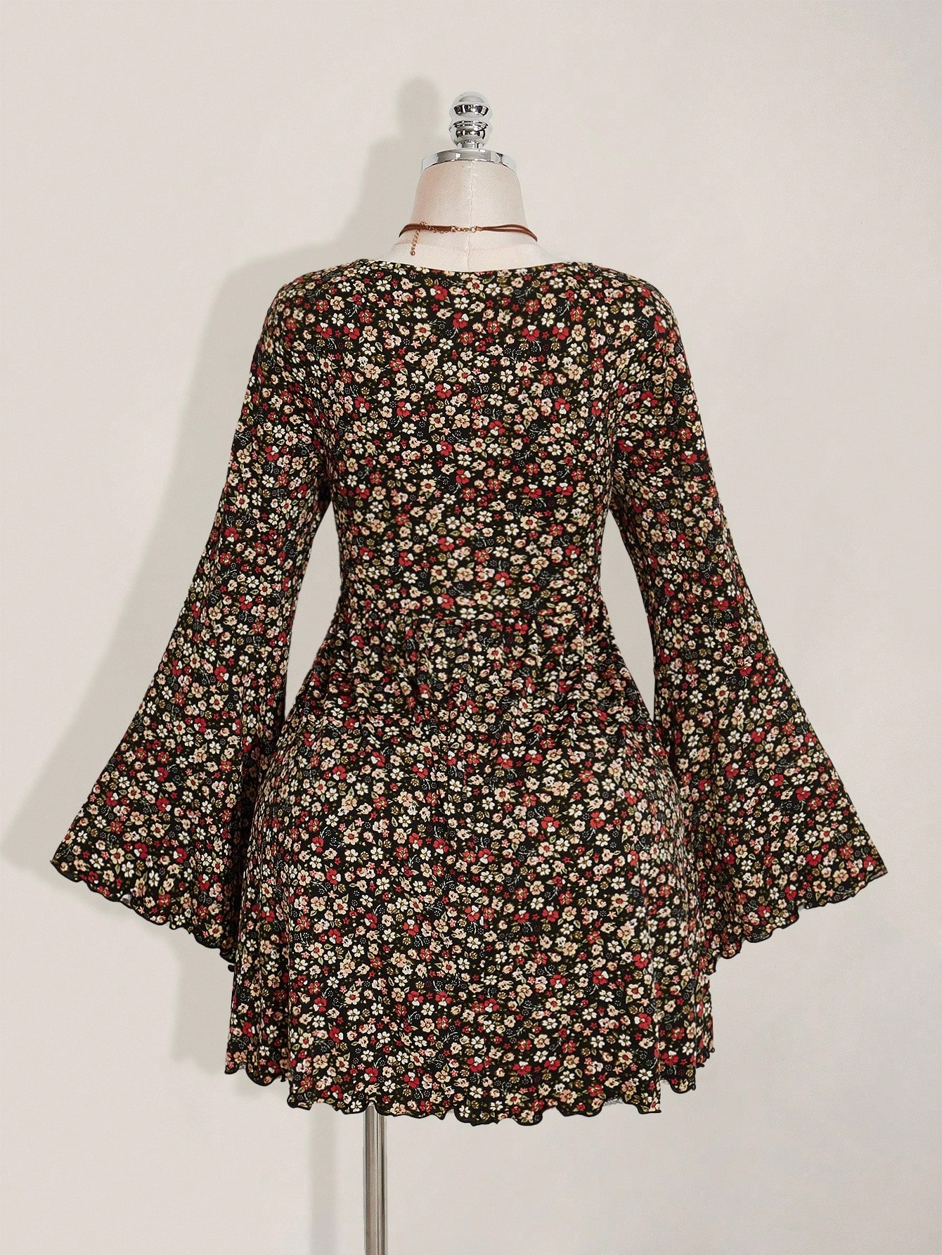 Robe d'automne grande taille pour femme avec un col en V sexy, des manches plissées évasées, des manches longues, un motif floral et une jupe à cordon de serrage