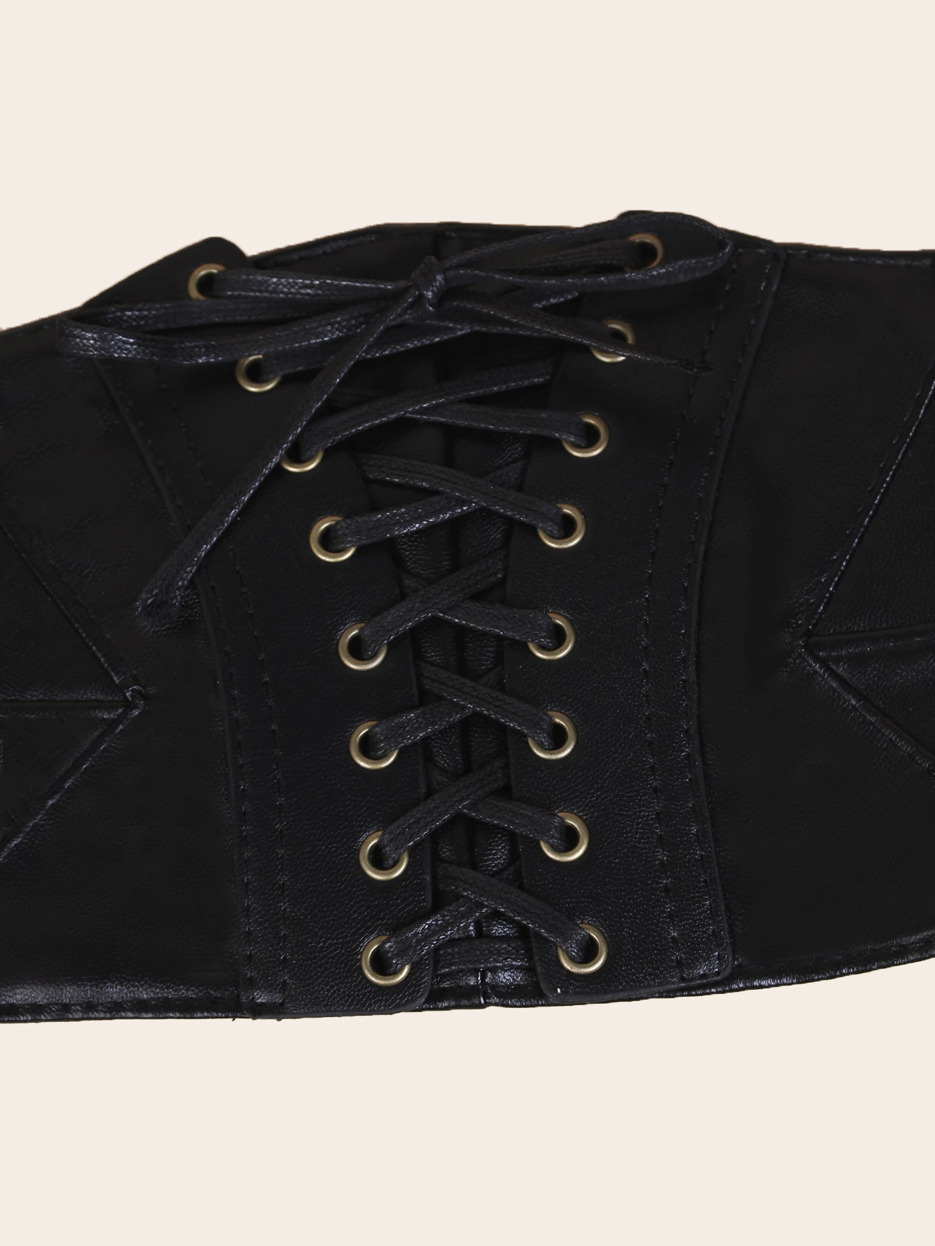 Une ceinture noire avec des boutons-pression élastiques et un design pour la mode féminine