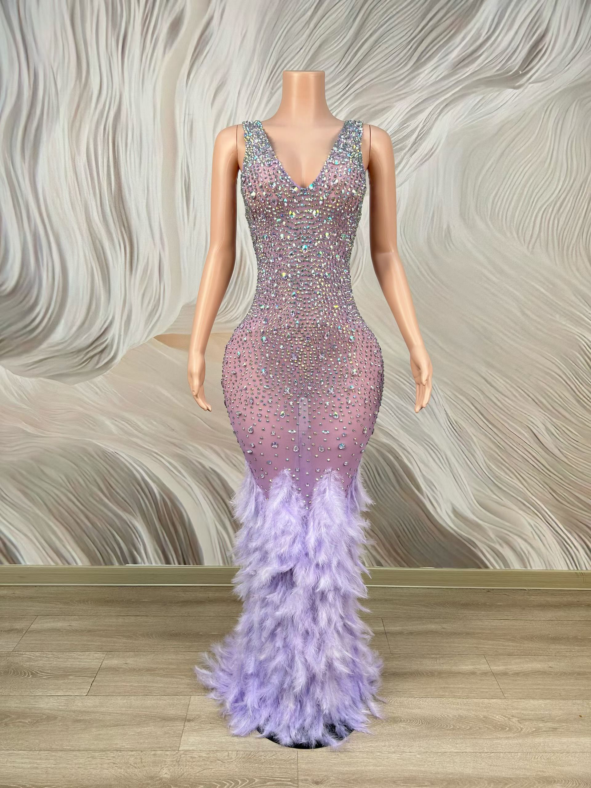 Robe de soirée sirène élégante et luxueuse, ornée de cristaux étincelants et de plumes, couleur lilas, col en V profond, ajustée, pour soirée d'anniversaire ou boîte de nuit