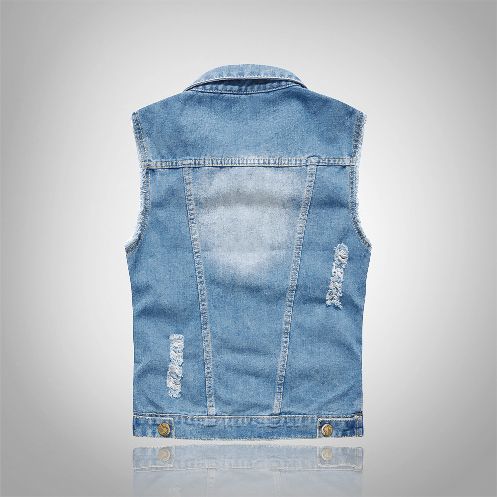 Vêtements tendance pour hommes motards : veste en jean bleu clair, haut de style blazer, veste en jean trouée, chemise façon veste en jean.