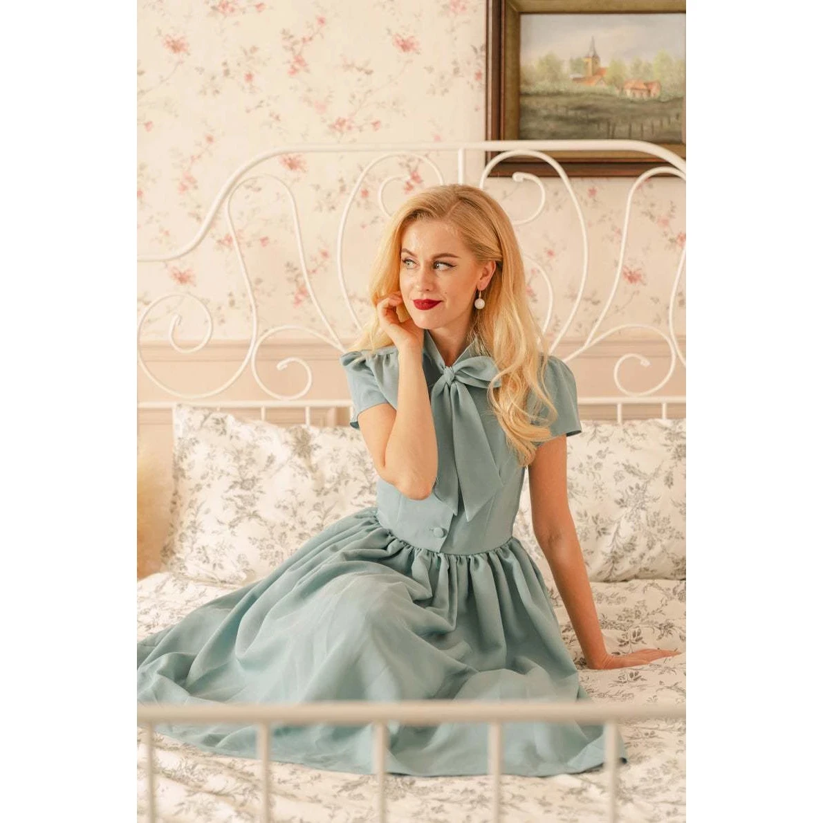 Robe plissée bleue style vintage, col nœud papillon, boutonnée, élégante, pour femme, été, ceinturée, style pin-up, années 60, 50, rockabilly.