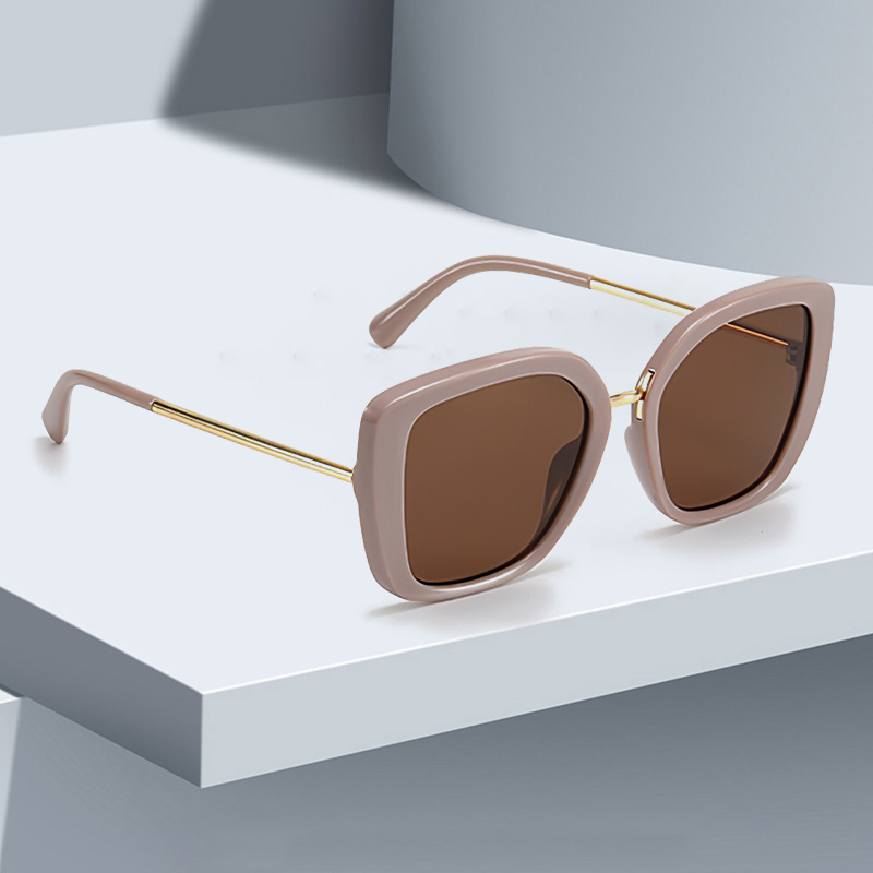 Lunettes de soleil vintage pour femmes bleu profond grand cadre dégradé bleu lentille lunettes accents en métal style minimaliste moderne lunettes de soleil
