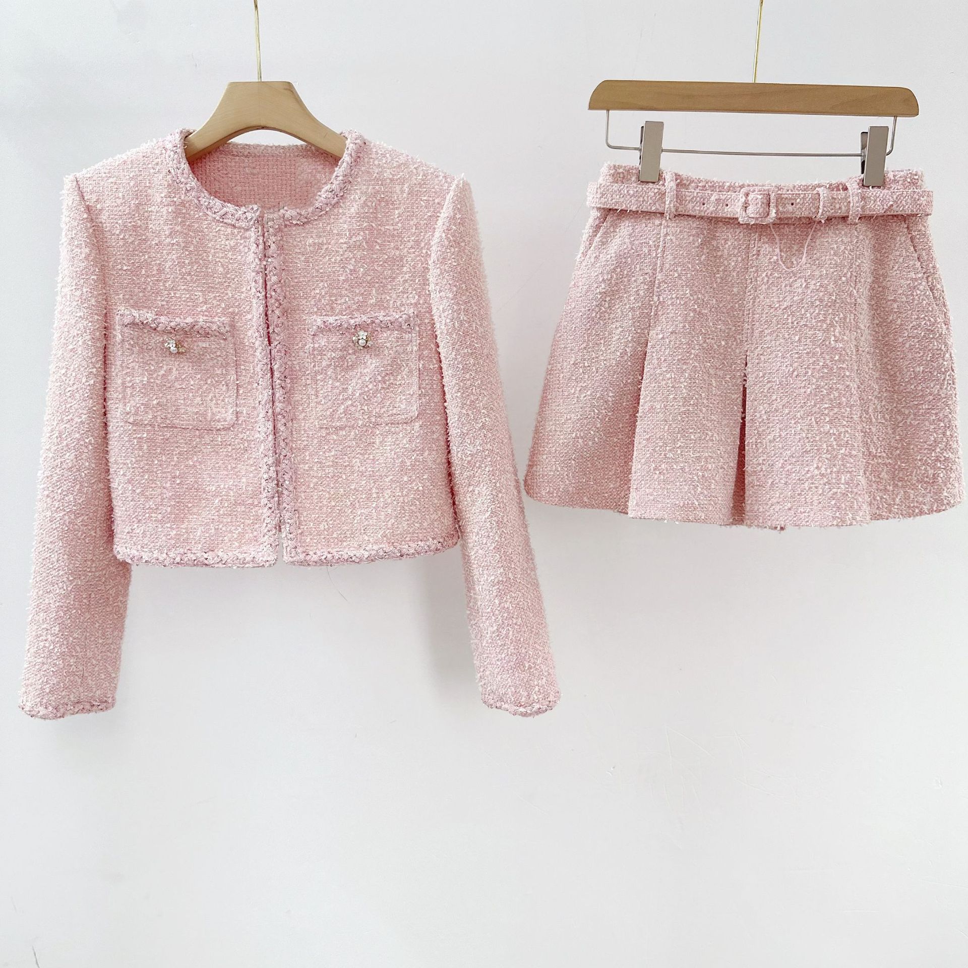 Veste en tweed rose pour femme à manches longues et col rond, ou mini-jupe plissée évasée avec ceinture