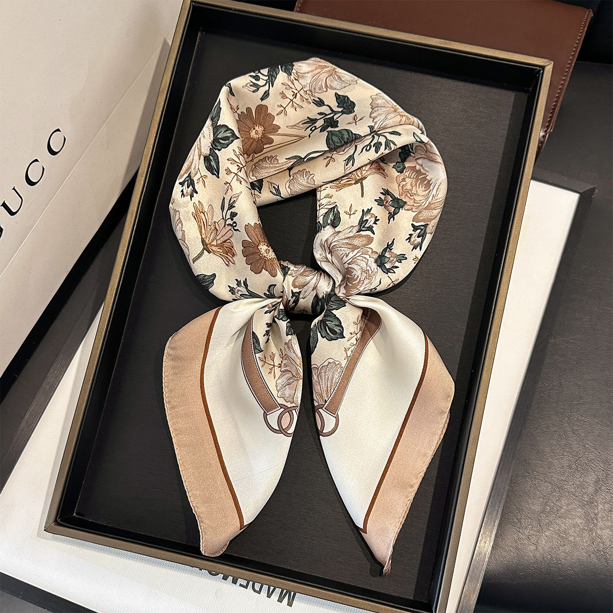 Foulard carré de luxe pour femmes, mode florale, Hijab élégant, Bandanas, tache douce, fausse soie, châle, chaînes