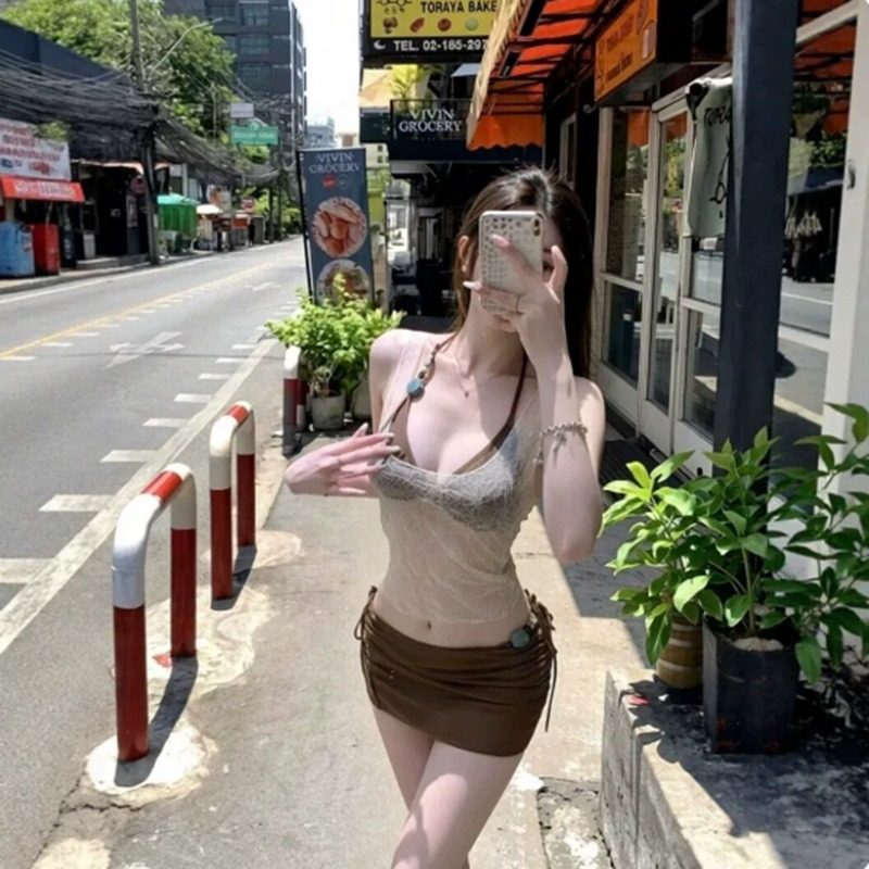 Ensemble de bikini pour femmes avec haut court en dentelle à col perlé et jupe plissée à cordon de serrage, idéal pour les vacances à la plage.