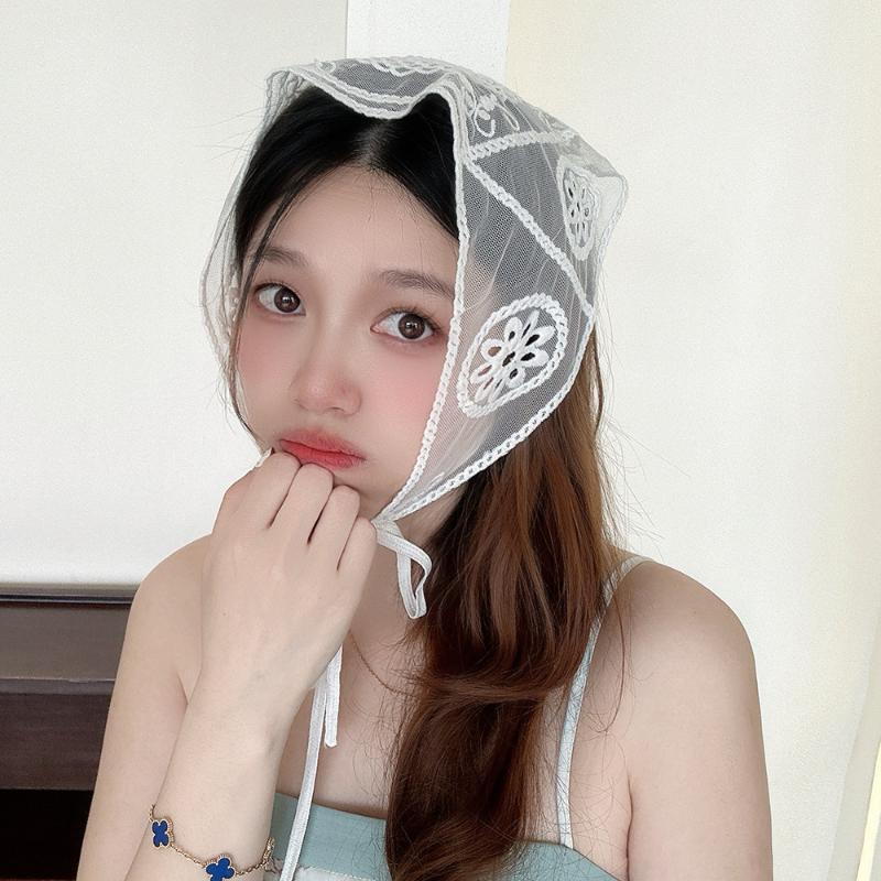 Foulard de tête en dentelle tendance pour femme, rétro, blanc, à motif floral, triangulaire, idéal pour les voyages et les photos, accessoire capillaire