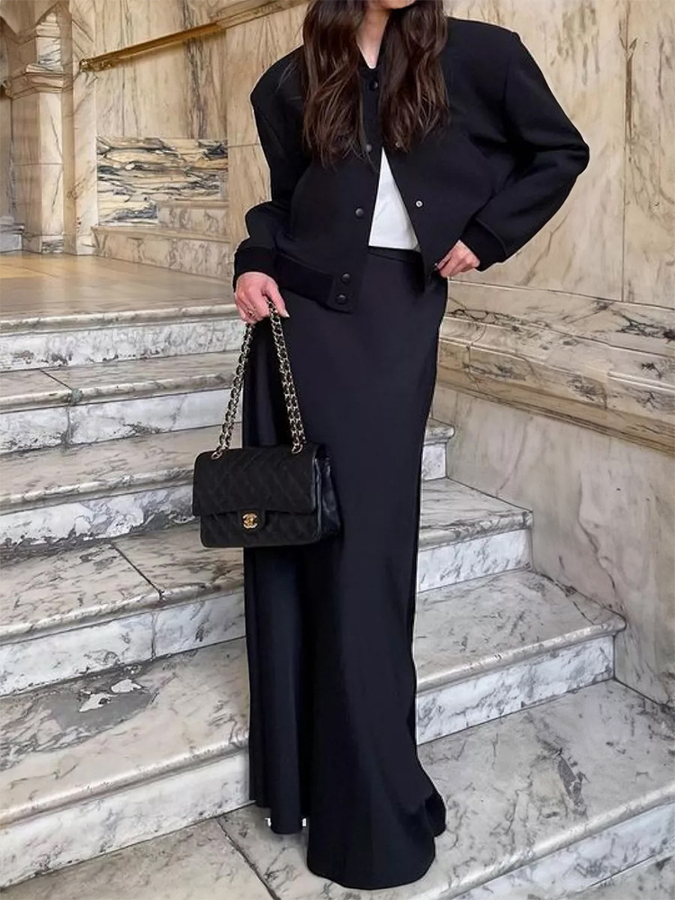 Élégante jupe longue en satin blanc pour femmes, taille haute, coupe ajustée, style queue de poisson, jupe maxi 2026, nouvelle collection décontractée pour le quotidien, le travail et le bureau.