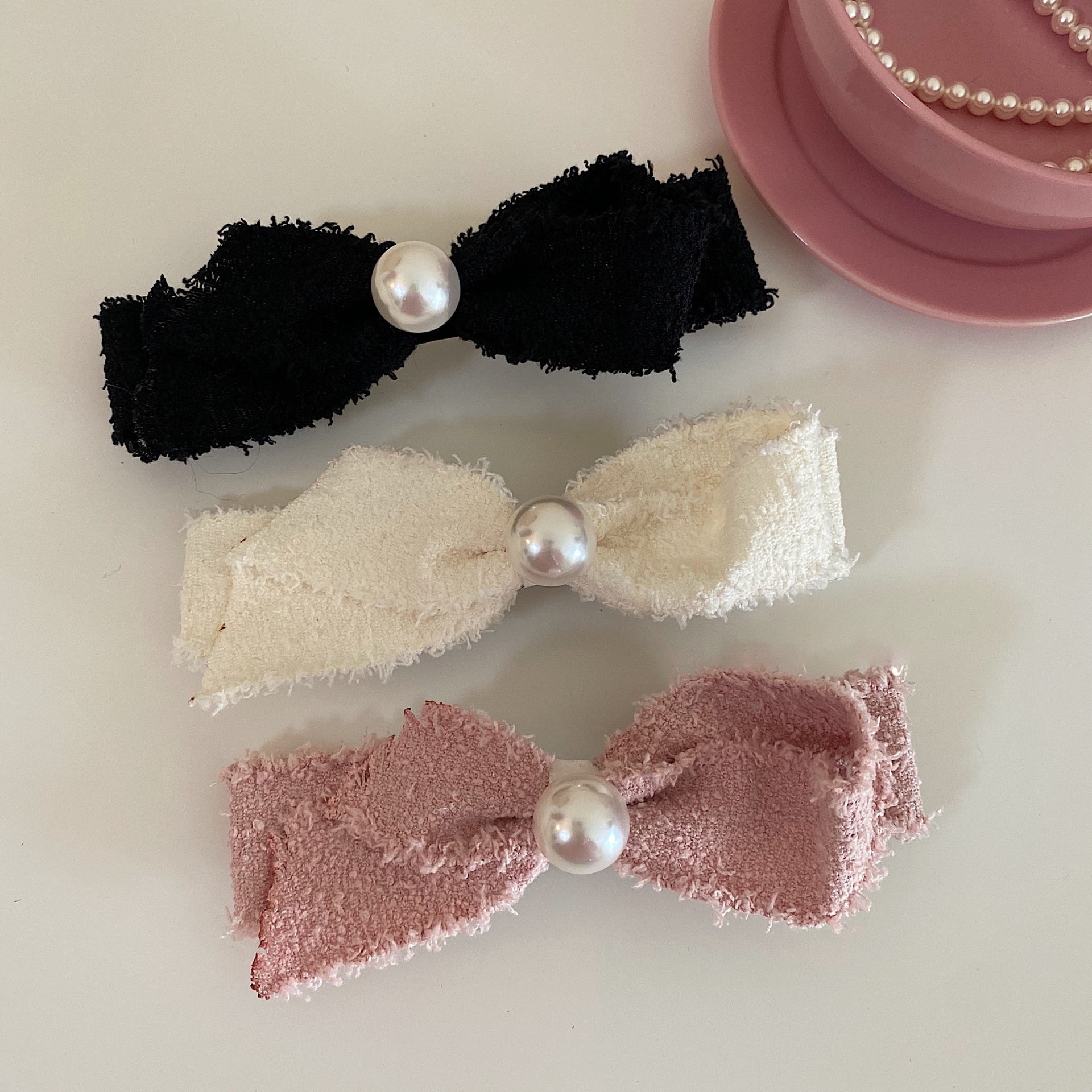 Pince à cheveux avec pompon en tissu pour femmes, pince à cheveux en perles, bijoux de luxe faits à la main, coiffure coréenne, 2025