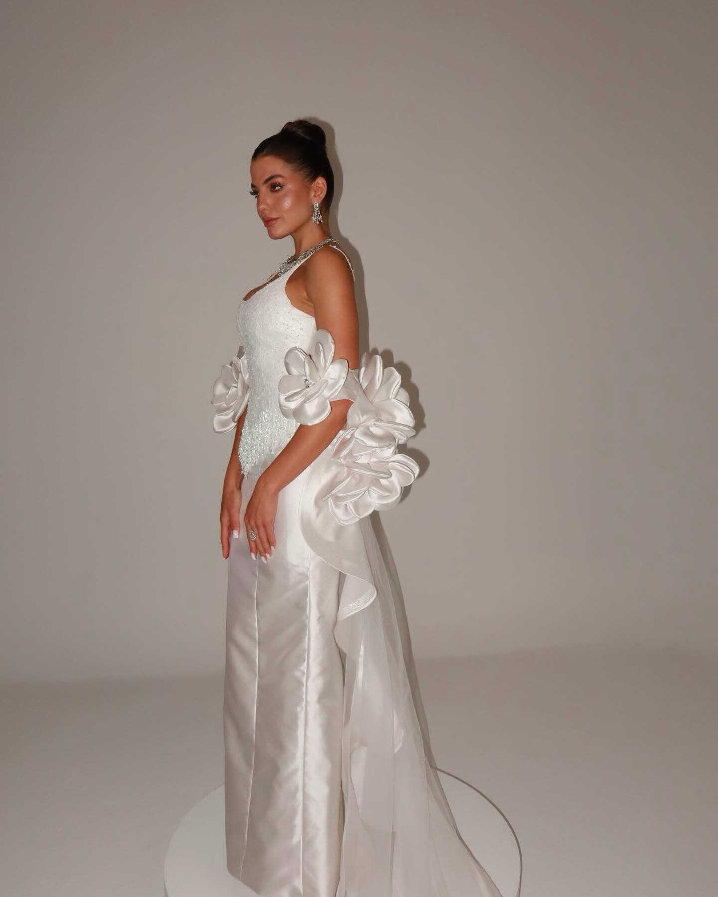 Cape de mariée de luxe en satin à fleurs 3D, châle long en mousseline transparente avec traîne, boléro blanc orné de cristaux pour la mariée
