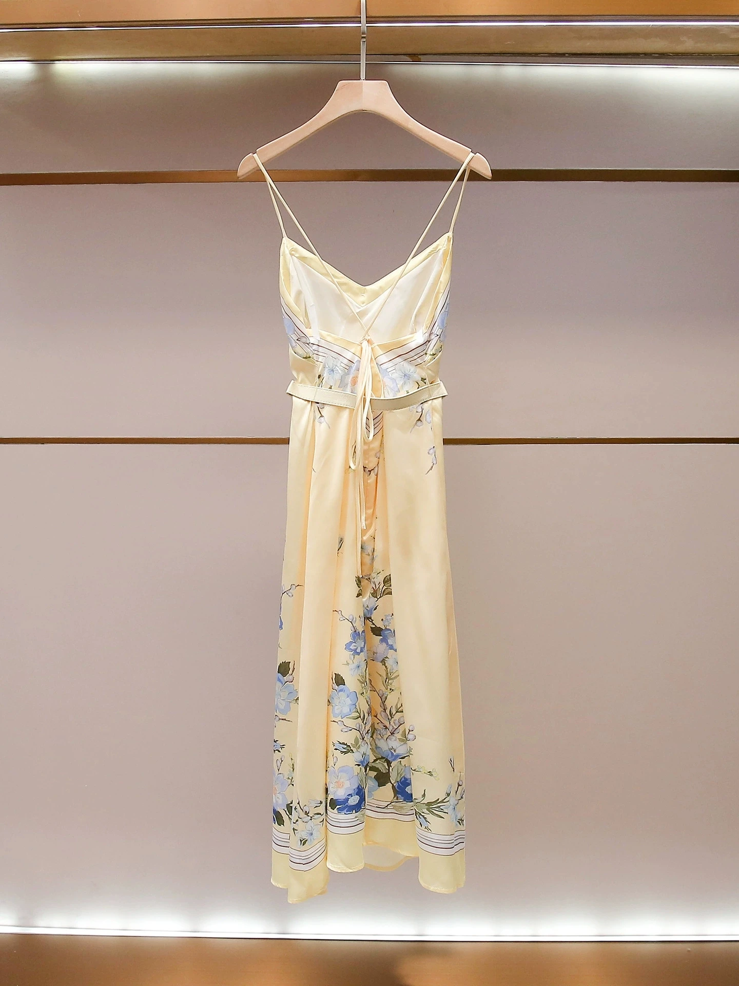 Robe longue d'été pour femme, nouvelle collection, imprimé floral, boutons sur le devant, avec ceinture, coupe ajustée, sans manches, style camisole