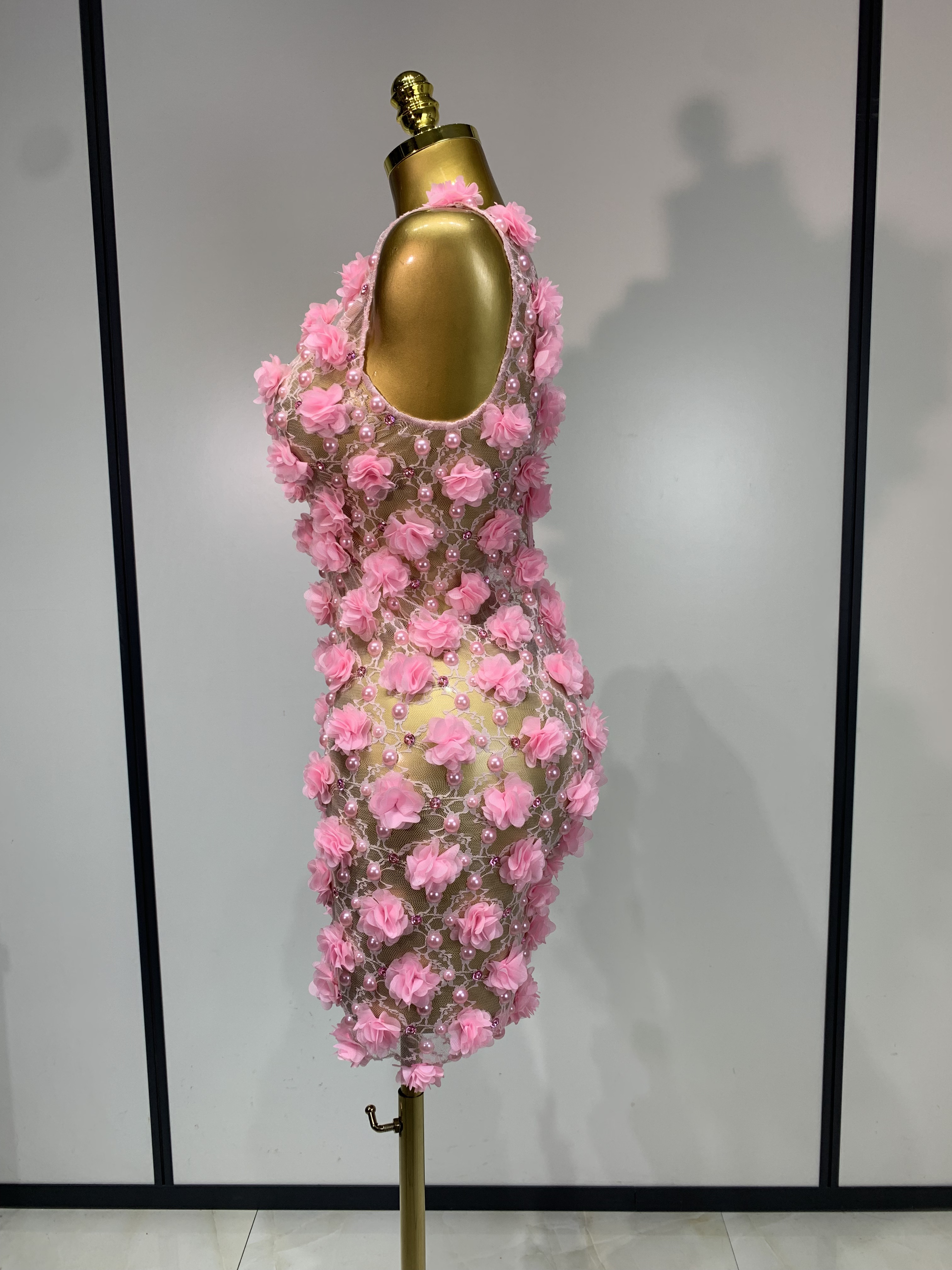 Robe moulante mini transparente en dentelle rose de luxe avec fleurs et perles pour femme, idéale pour séance photo d'anniversaire, soirée, boîte de nuit ou costume de scène