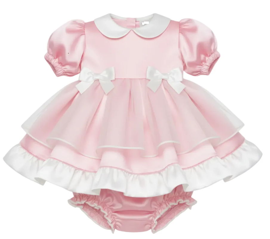 Robe rose en coton doux, col blanc style poupée avec poignets plissés élastiques, accompagnée d'un short décoré d'un nœud.