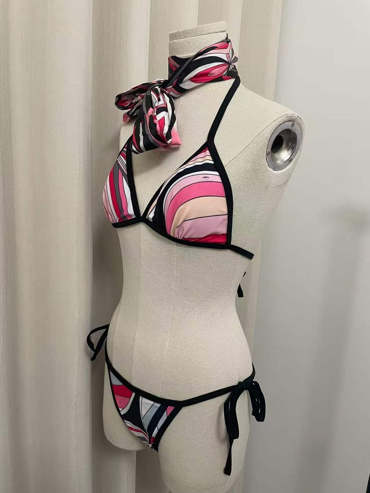 Ensemble bikini de luxe pour femme avec foulard noir et rouge, logo signature, tenue de plage de marque de créateur, bandeau et maillot de bain