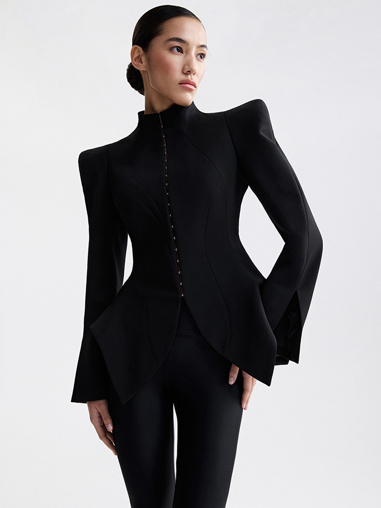 Manteau-veste pour femme, col montant, épaulettes, fermeture à crochets sur le devant, taille cintrée, ourlet asymétrique, blazer élégant et tendance.
