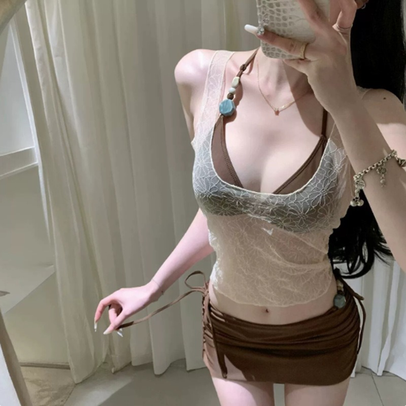 Ensemble de bikini pour femmes avec haut court en dentelle à col perlé et jupe plissée à cordon de serrage, idéal pour les vacances à la plage.