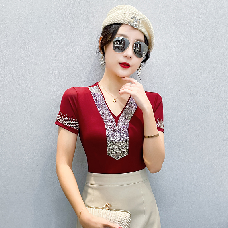 T-shirt à col en V orné de strass pour femme, chemisier d'été à manches courtes, coupe ajustée, haut décontracté en maille extensible tendance