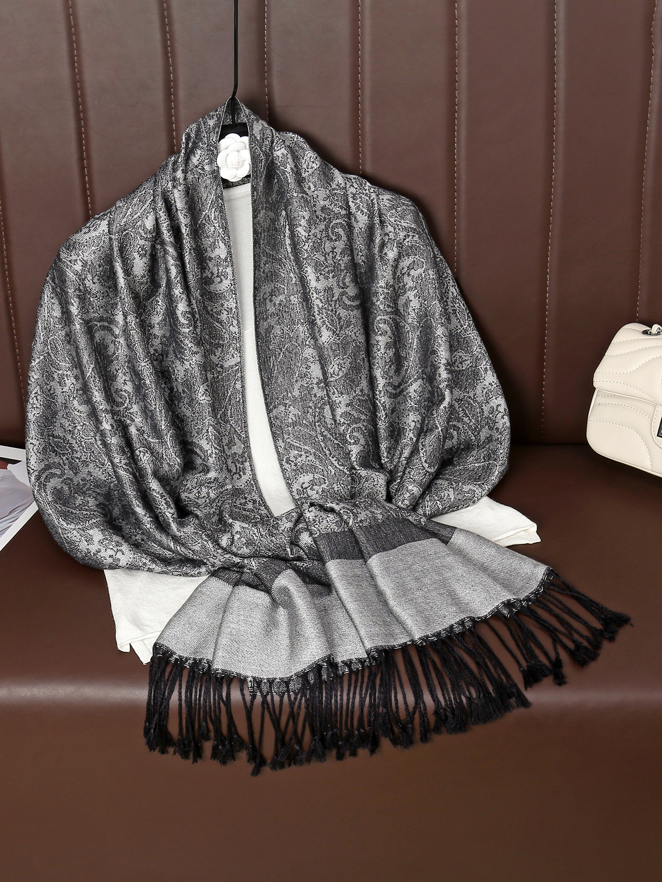 Écharpe Pashmina rétro polyvalente avec broderie de fleurs de paon, Design de pompon doux à la mode décontracté pour la décoration quotidienne des vêtements d'extérieur