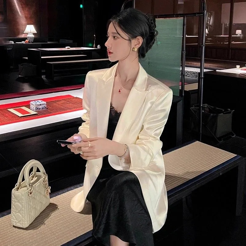 Vêtements d'extérieur pour femmes printemps-été 2026 : Nouveau costume en satin fluide, haut de gamme, haut ample, vêtement d'extérieur amincissant et élégant.