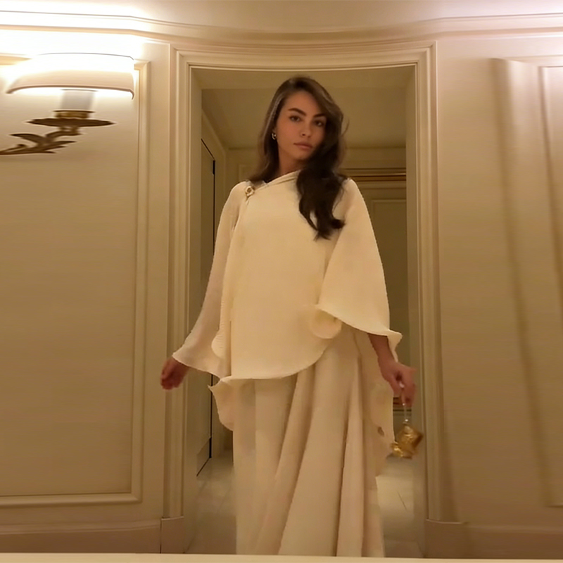 Élégante Abaya plissée crème 2 pièces avec cape, ensemble tendance et modeste, robe longue confortable en satin, tenue de bureau musulmane 2026, nouvelle collection