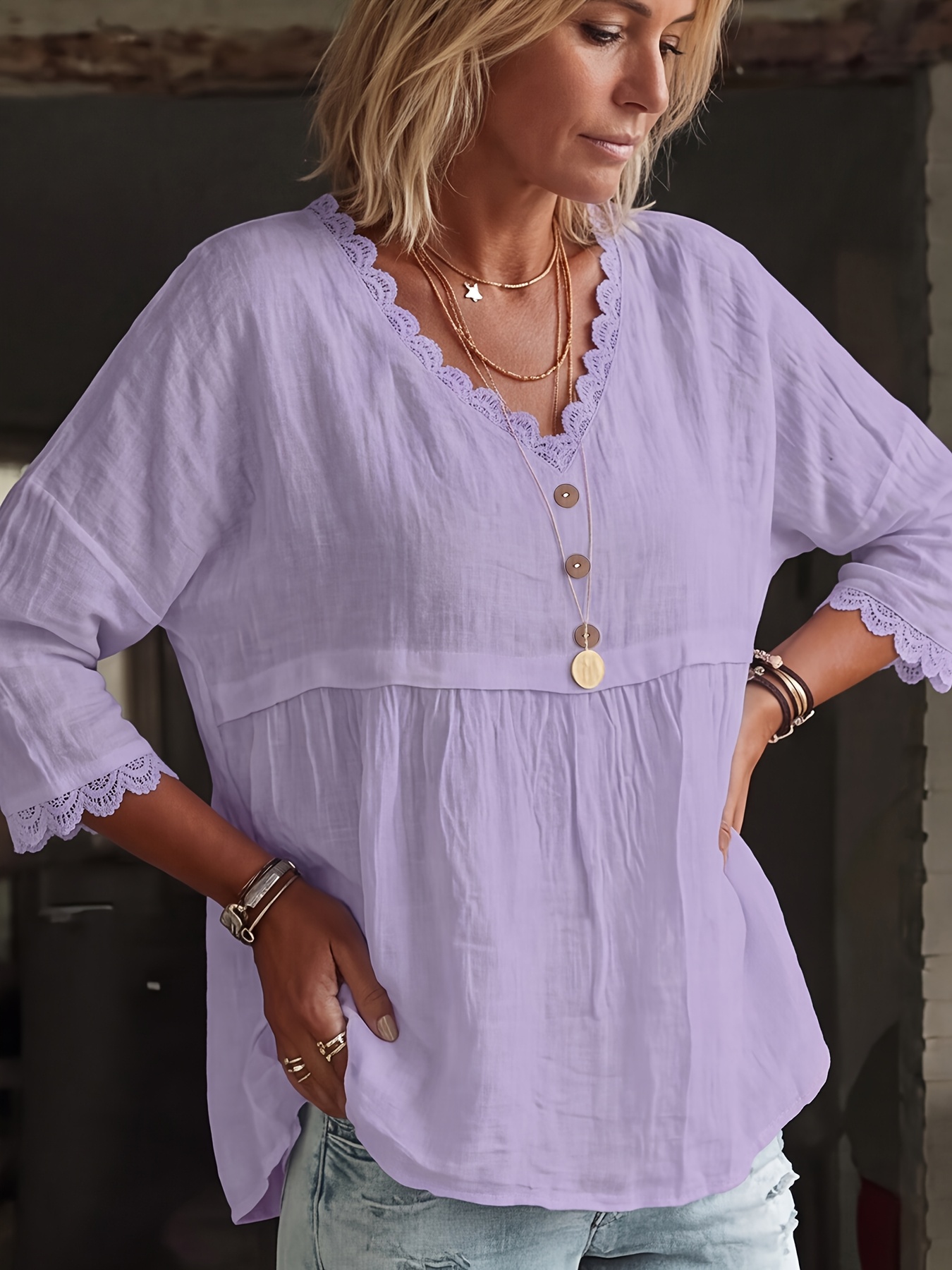 Chemise classique pour femme 100% coton, décontractée et élégante, avec empiècements en dentelle et détails boutonnés.