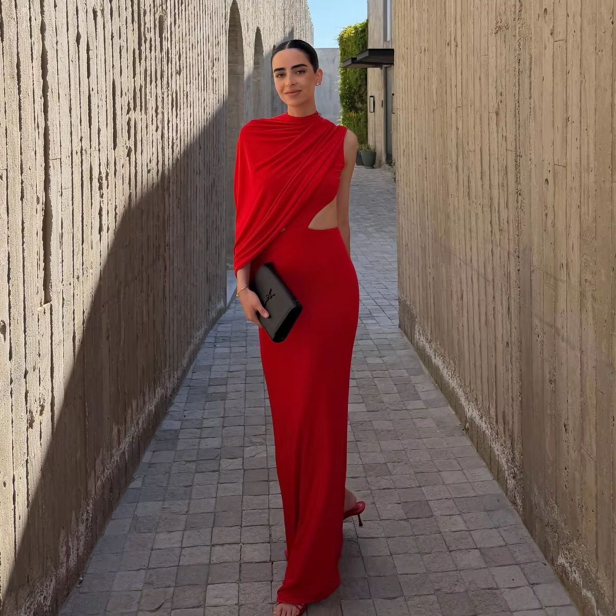 Robe longue asymétrique rouge audacieuse chic, élégante et accrocheuse, drapée, dos ouvert, moulante, pour femme, idéale pour les soirées, style rétro et streetwear.