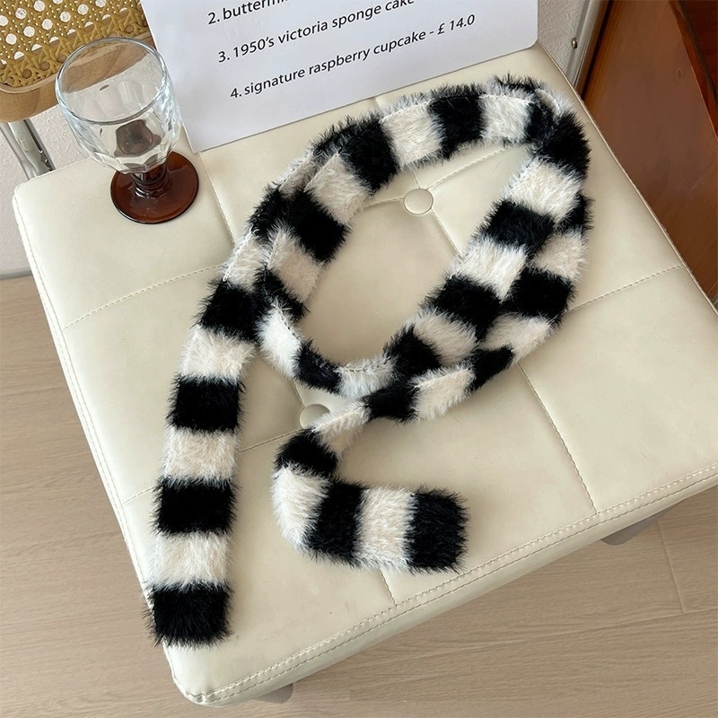 Écharpe élégante rayée noir et blanc style Y2K pour femme, collection automne-hiver, en peluche dégradée, style millénaire