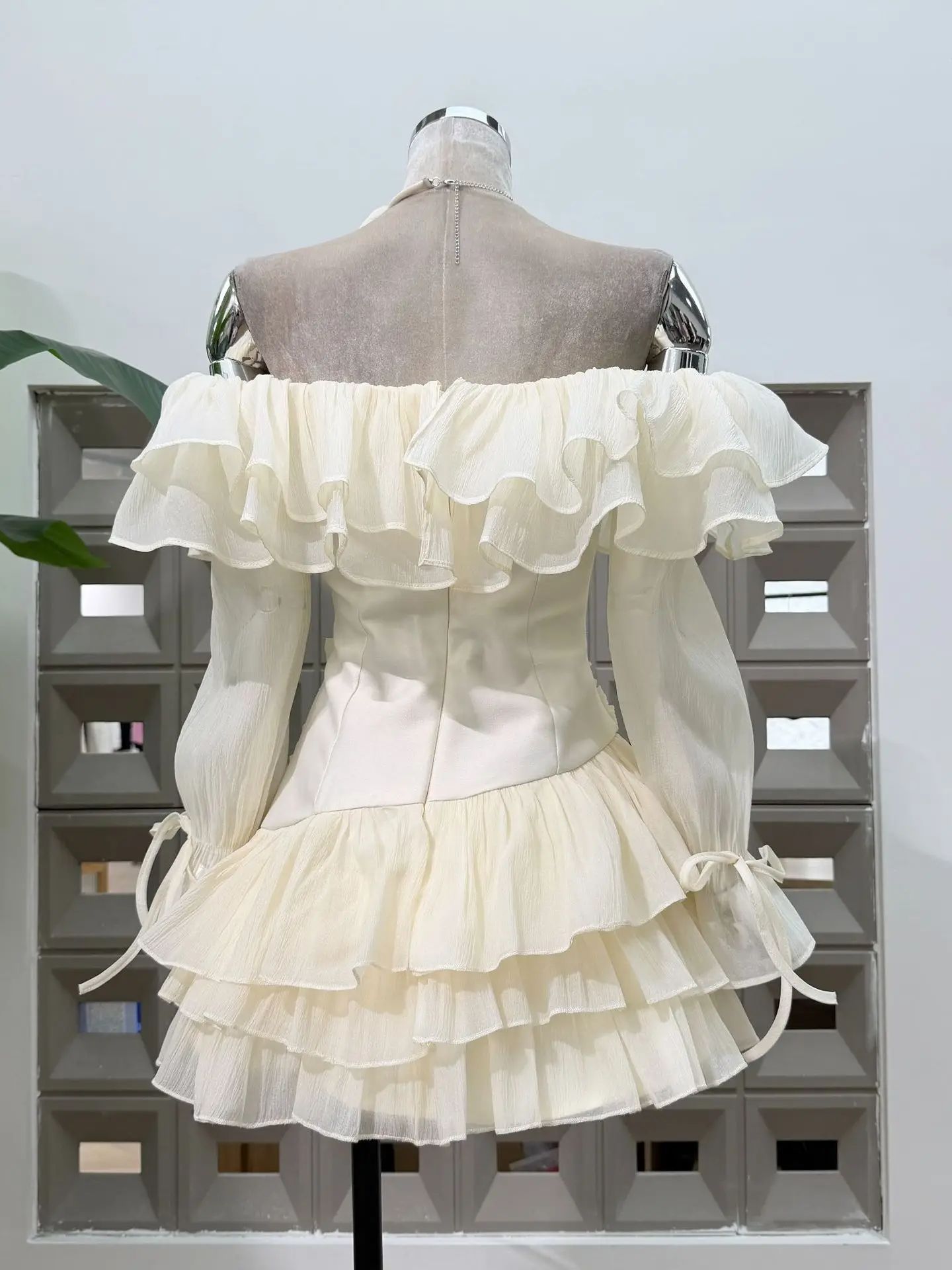Robe Mini Femme Chic et Tendance en Mousseline Florale, Épaules Dénudées, Idéale pour Fêtes d'Anniversaire – Nouvelle Collection