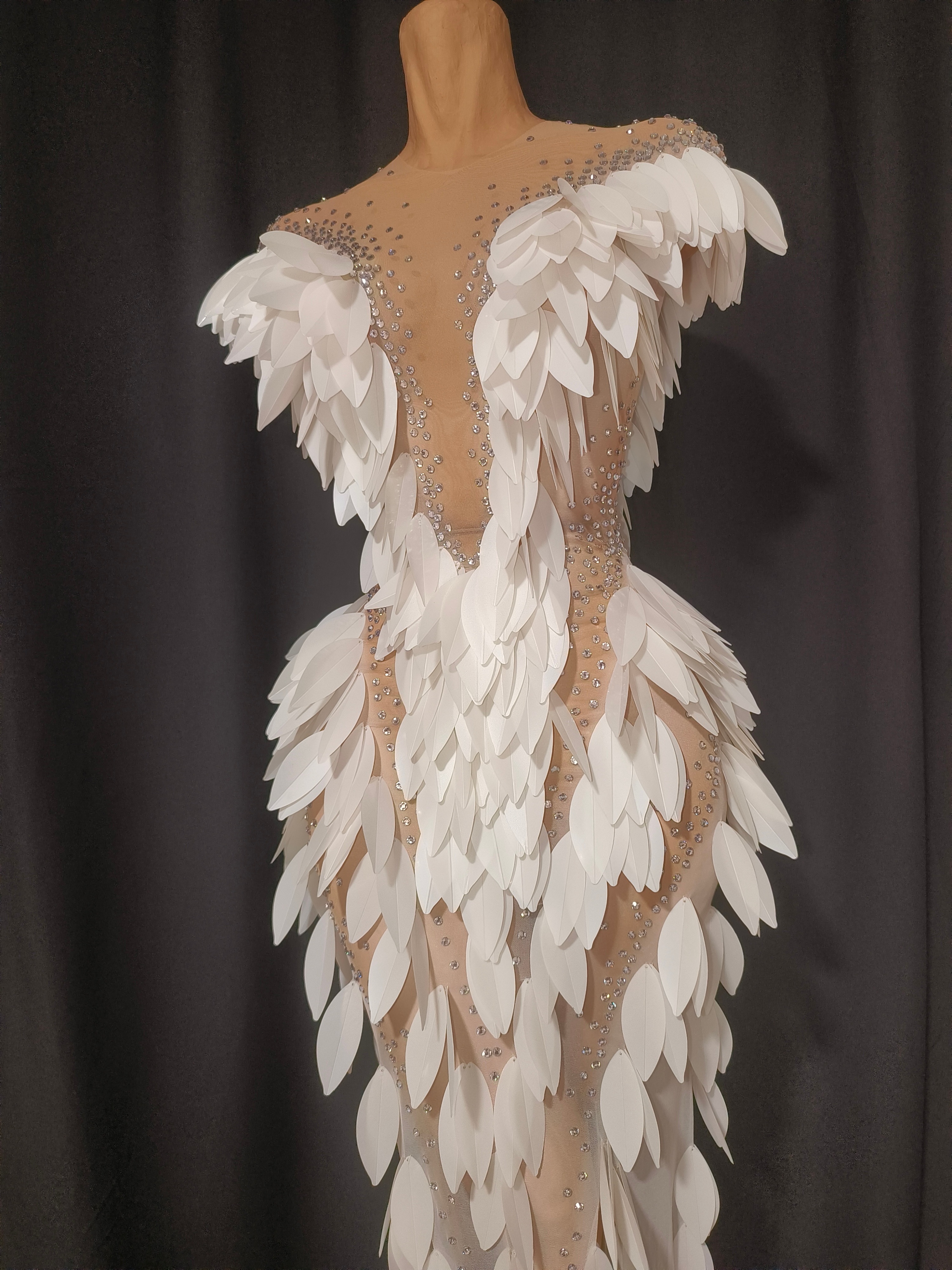 Robe de soirée élégante à col cœur ornée de cristaux pour gala sur le tapis rouge, chanteuse, scène, événement formel, soirée
