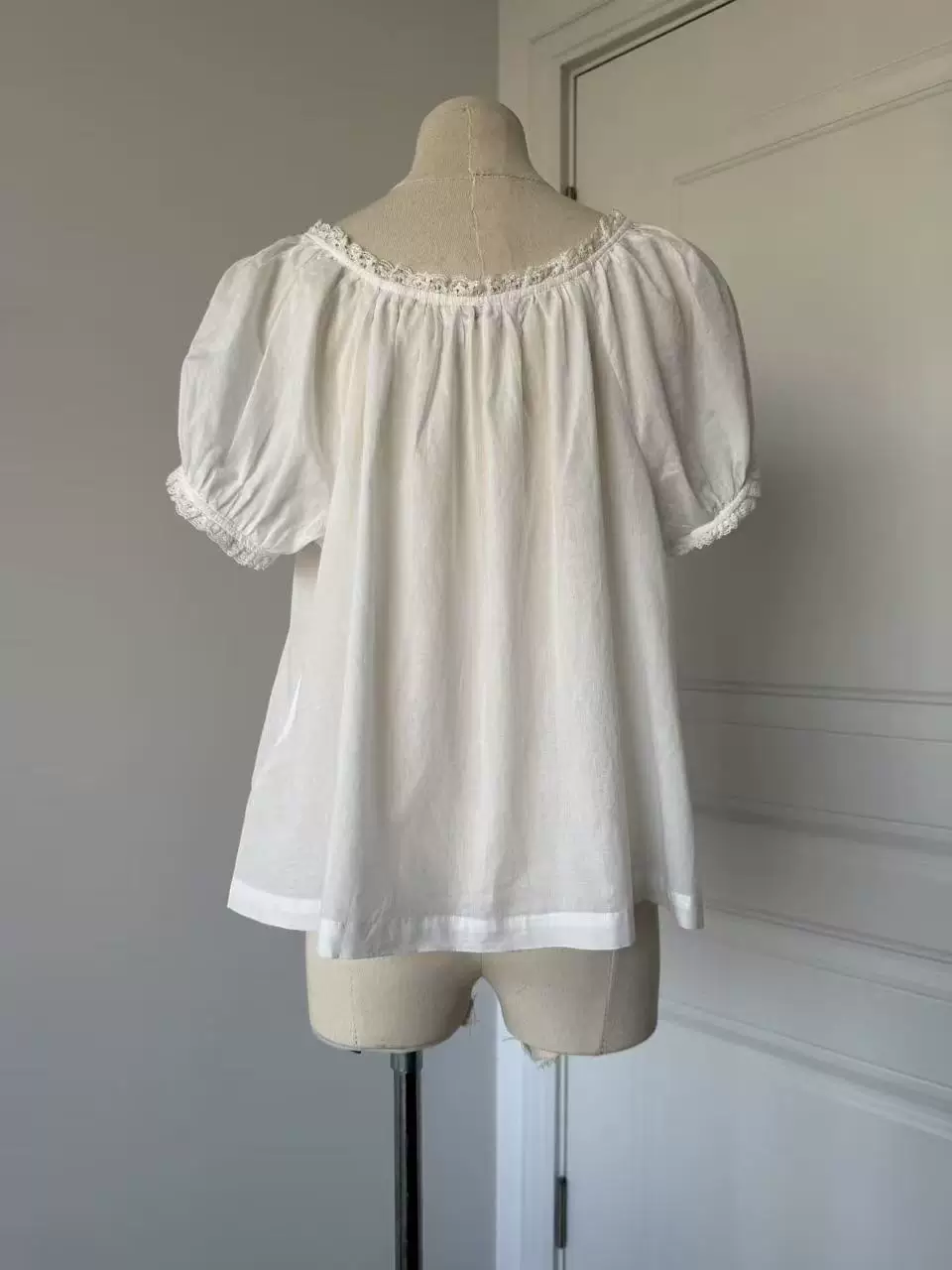 Chemisier blanc pour femme avec broderie florale, col rond, manches bouffantes, coupe ample, 100% coton