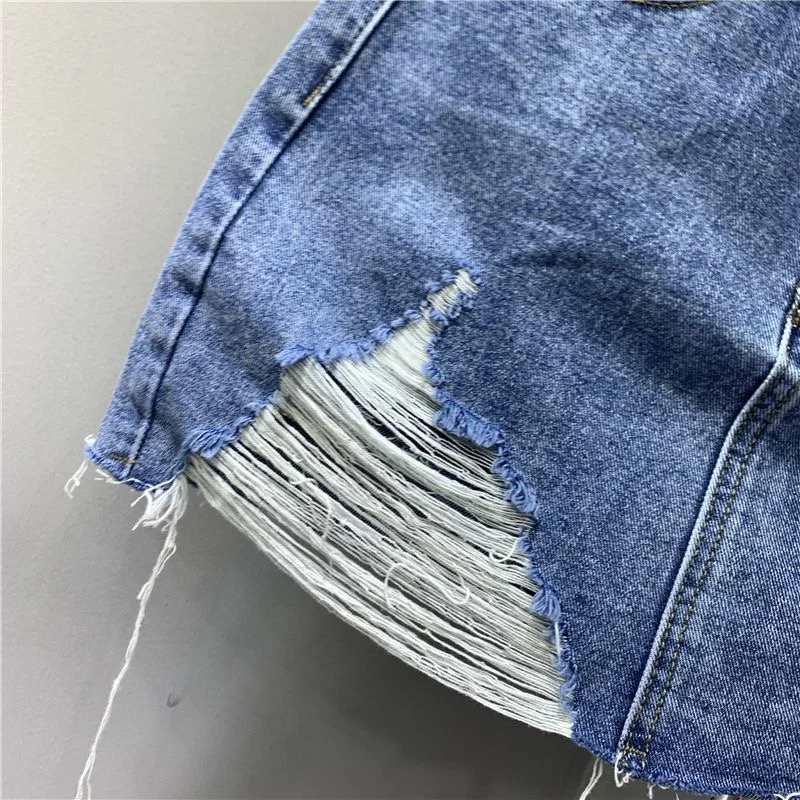 Jupes demi-corps en Denim irrégulier lavé et portées. Nouvelle mode d'été et jupe courte en Denim taille haute individuelle pour femmes