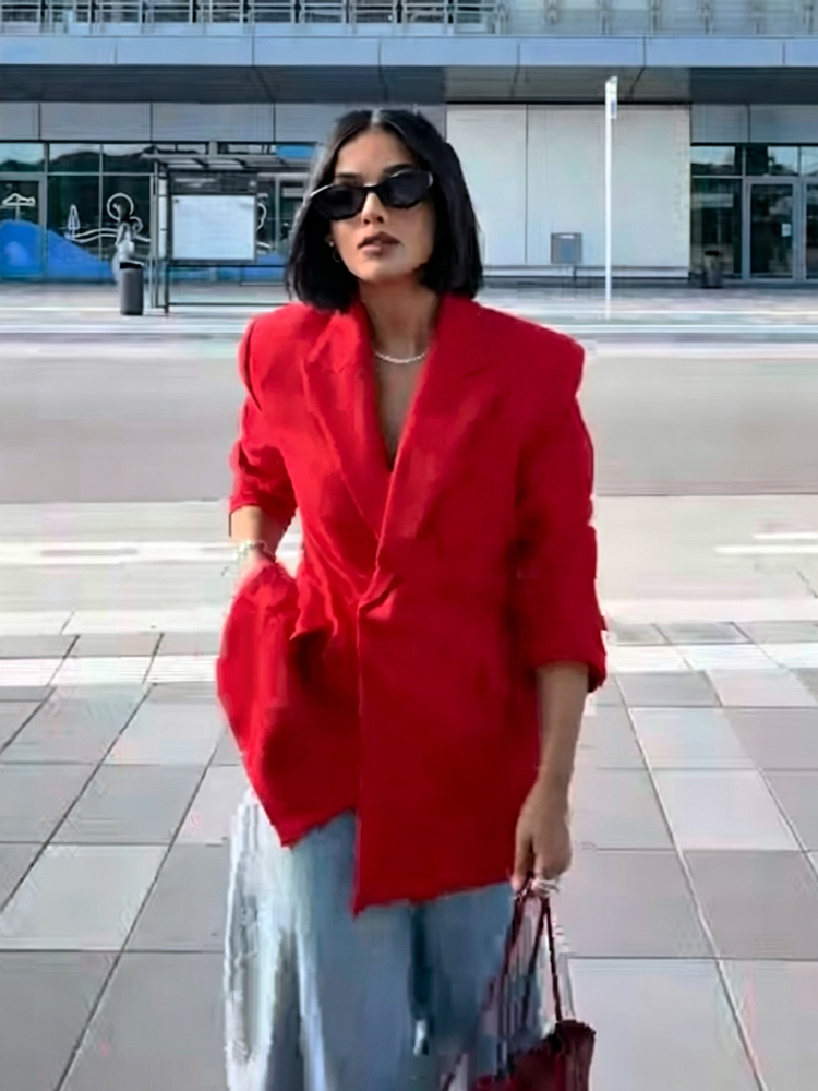 Ensemble coordonné deux pièces formel pour femme : Blazer ceinturé rouge vif à revers crantés et manches longues, et pantalon large