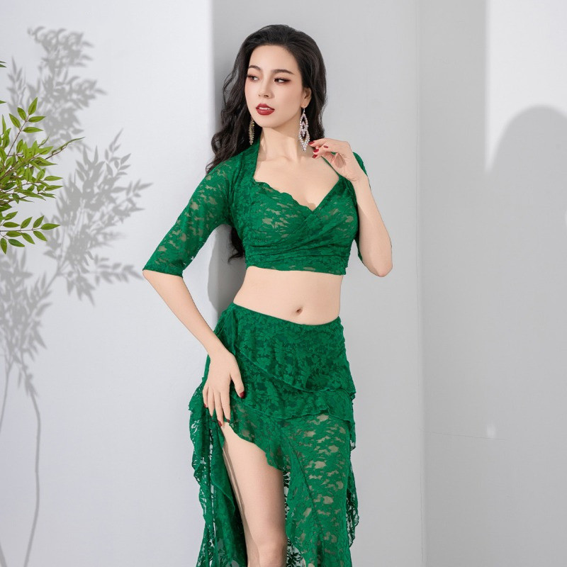 Tenue de danse orientale élégante en dentelle, comprenant un haut court à col halter et une jupe longue fendue à volants, ensemble 2 pièces pour femmes.