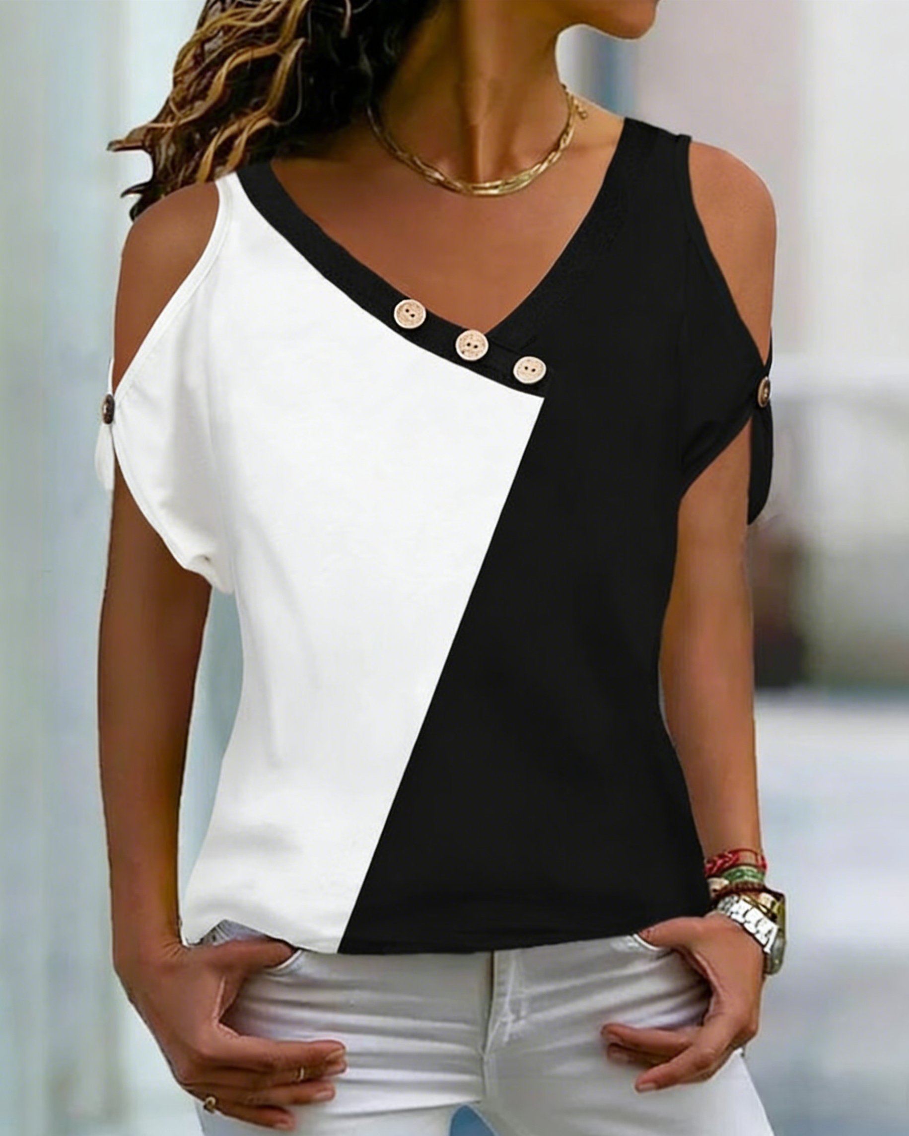T-shirt femme noir et blanc à blocs de couleur, col en V, épaules dénudées, manches courtes, détail boutons, coupe ample décontractée, printemps-été