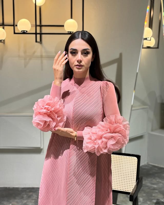 Femmes élégantes robes de soirée 2025 été nouvelle couleur unie classique à manches longues plaque fleur conception robes de bal femme