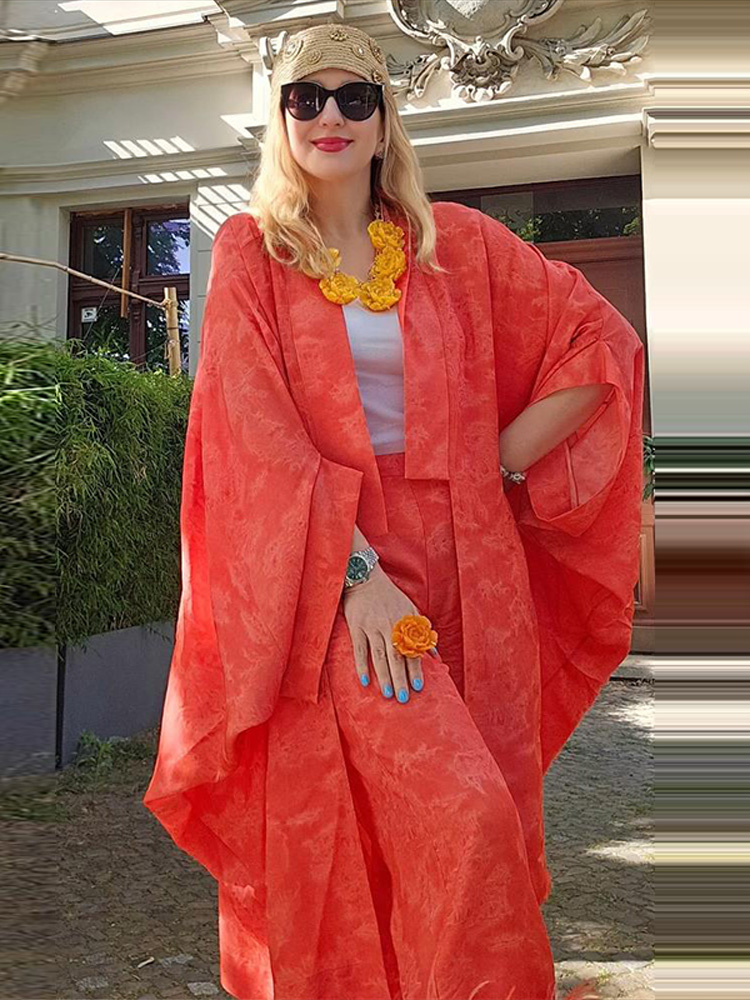 Ensemble 3 pièces pour femme : Kimono croisé à col, cardigan jacquard floral, pantalon large à revers plumeux – Tenue de soirée élégante