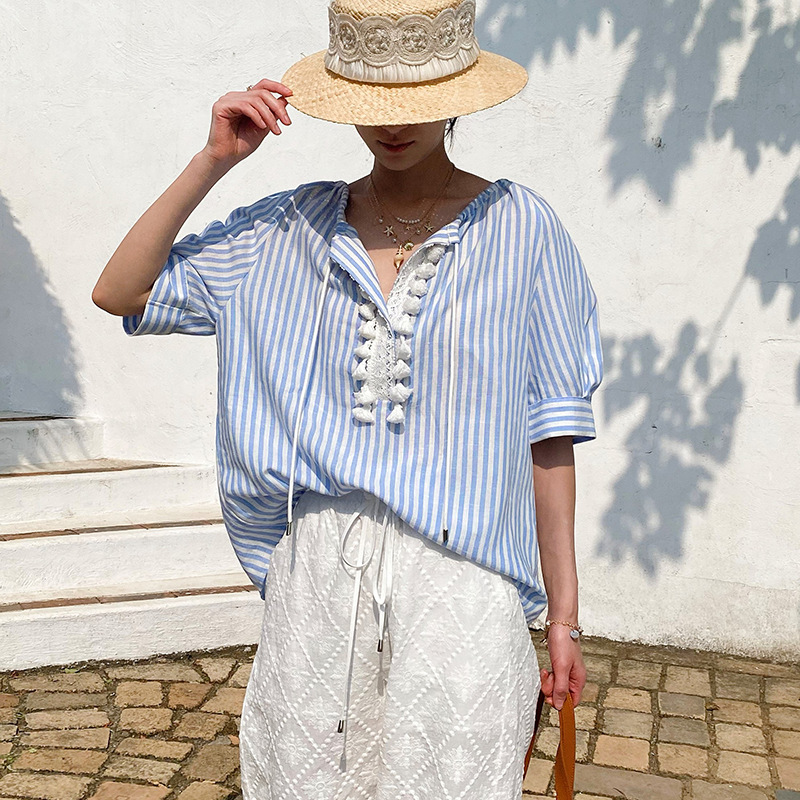 Nouvelle Blouse Chic Française à Rayures et Pompons pour Femme – Style Décontracté d'Été, Col en V, Manches Courtes en Lin, Idéale pour la Plage et les Vacances