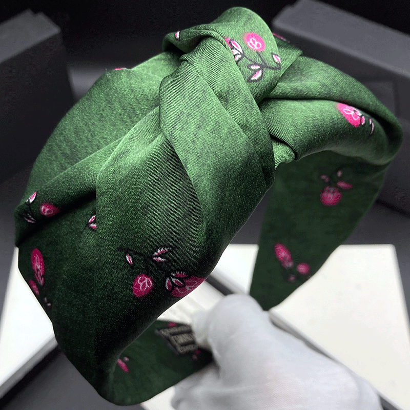 Bandeau élégant en satin pour femme, idéal pour les coiffures hautes, les activités de plein air, les cheveux lissés et comme bandeau pour le lavage du visage