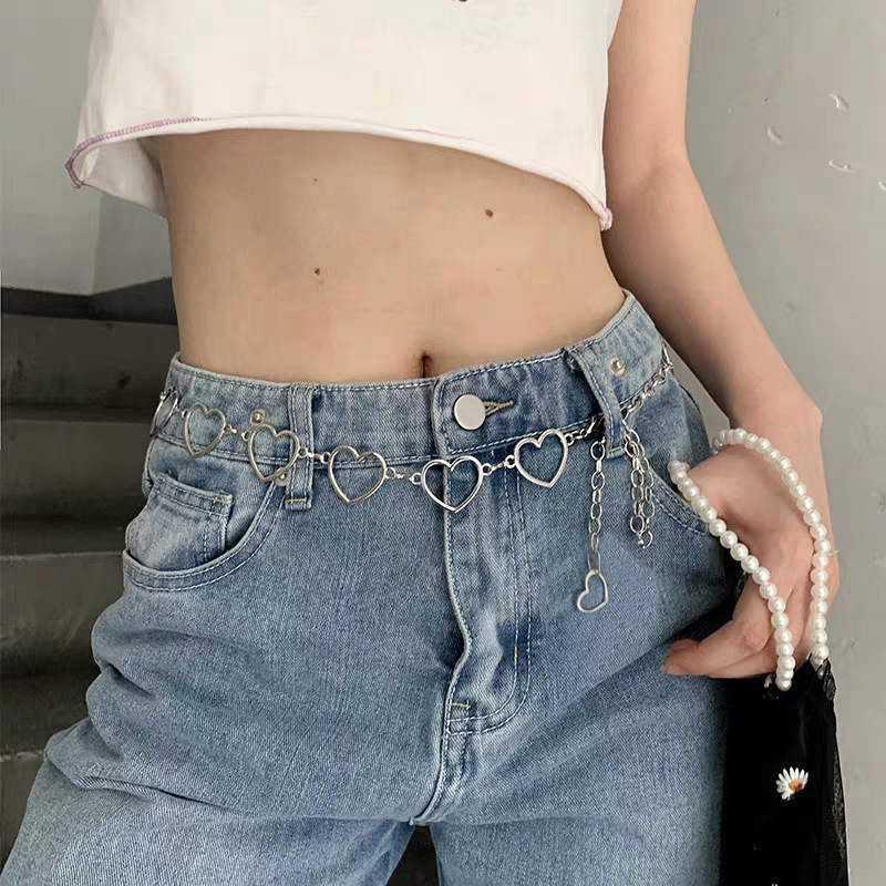 Ceinture chaîne cœur tendance pour femme, ceinture ajustable argentée à taille haute, longueur 110 cm, modèle de créateur avec chaîne à pompons