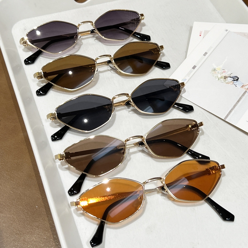 Nouvelles Lunettes de Soleil Femme Anti-UV en Alliage, Style Œil de Chat Irrégulier, Motif Diamant, Petites et Tendance pour la Conduite