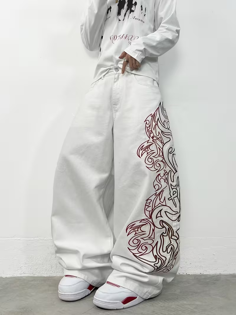 Jeans unisexe blanc et rouge à imprimé flamme tribal, coupe ample, jambe large, style Y2K grunge streetwear, pantalon en denim surdimensionné