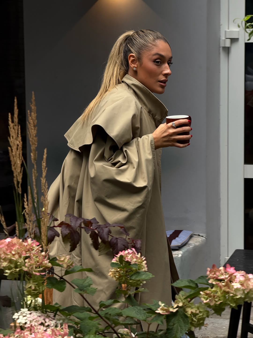 Manteaux longs kaki à col montant, design cape, bouton unique, manches chauve-souris élégantes, fente latérale, vêtements d'extérieur vintage, vestes automne 2026.