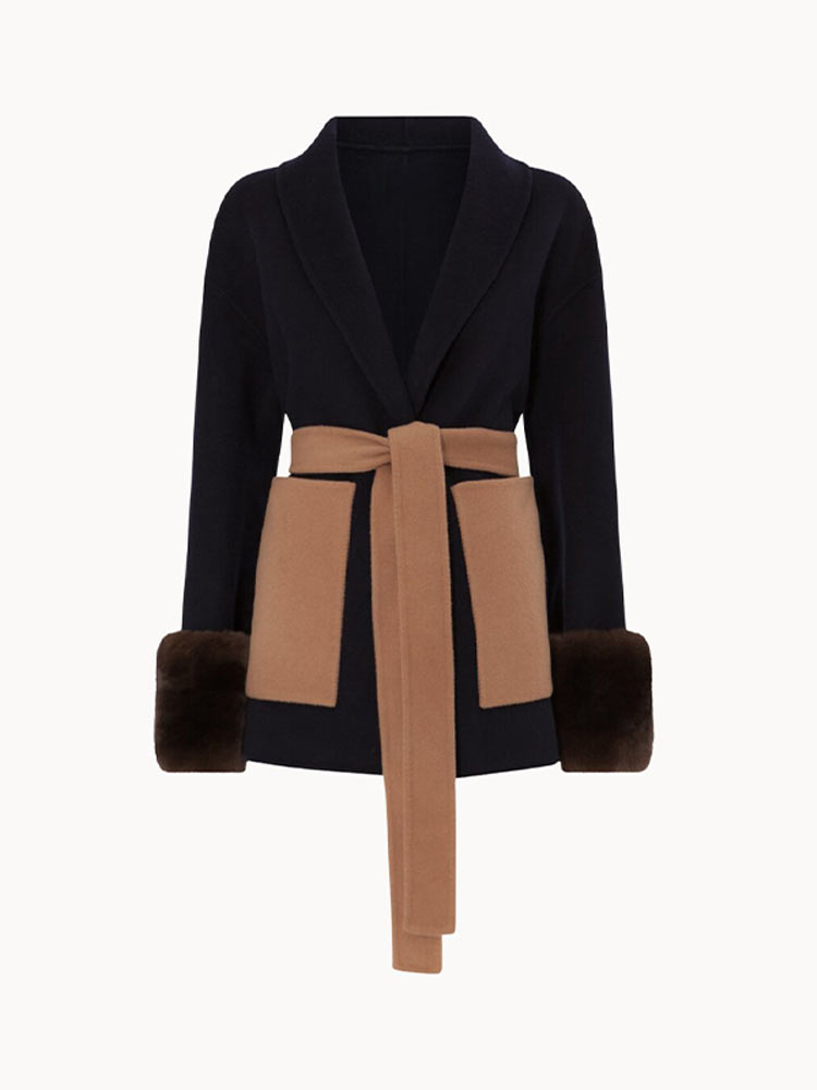 Manteau d'hiver élégant et minimaliste pour femme, col en V, à lacets, avec poignets en fausse fourrure, contrastant bleu marine et camel, ceinturé, idéal pour les événements et le bureau